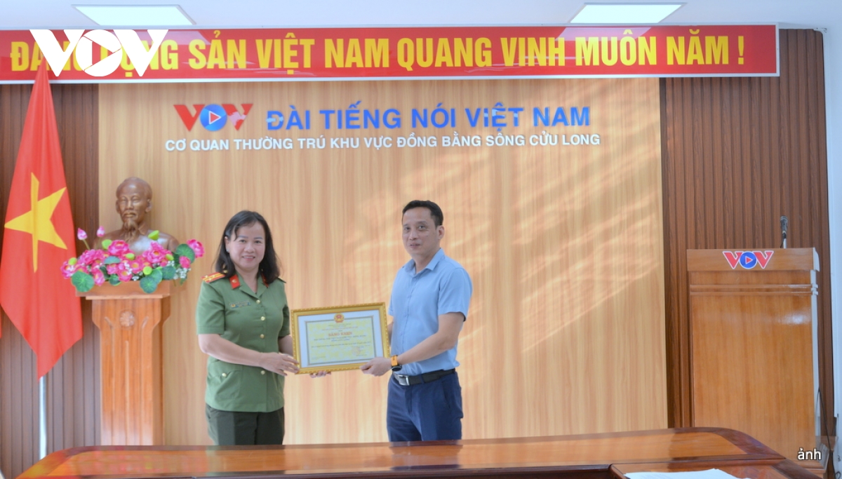 can tho tang bang khen vov-Dbscl vi thanh tich bao ve an ninh to quoc hinh anh 1