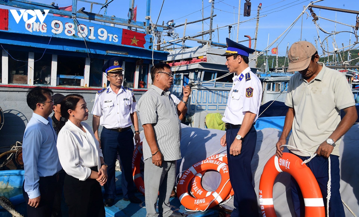 vung canh sat bien 2 tang qua, tuyen truyen ngu dan chap hanh tot cac quy dinh iuu hinh anh 1