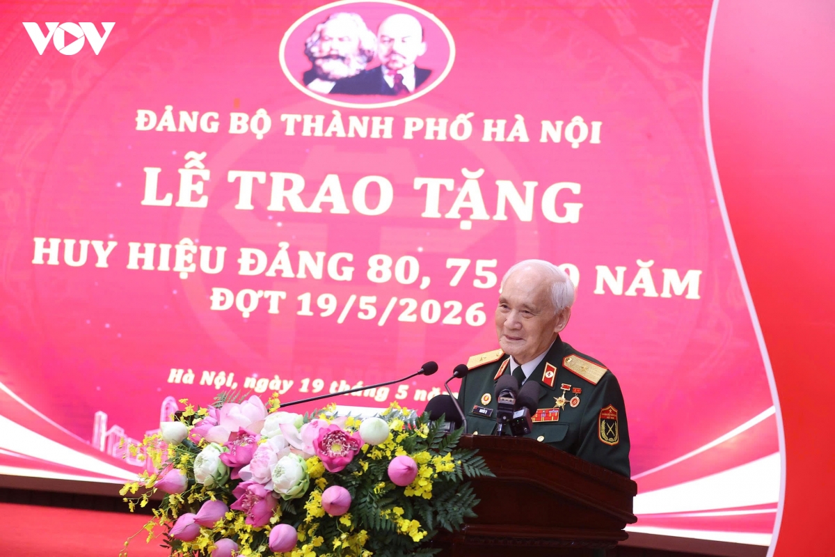 tong bi thu, chu tich nuoc to lam trao tang huy hieu Dang cho dang vien lao thanh tai ha noi hinh anh 6