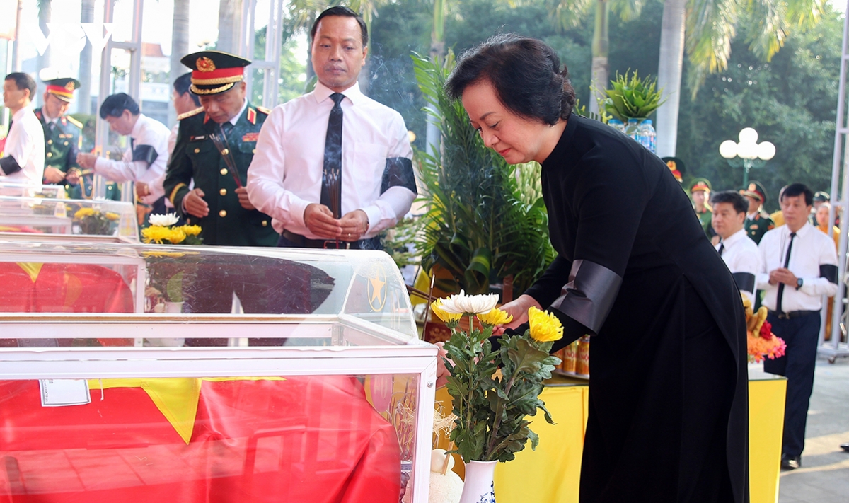 burial ceremony held in dien bien for fallen soldiers repatriated from laos picture 1