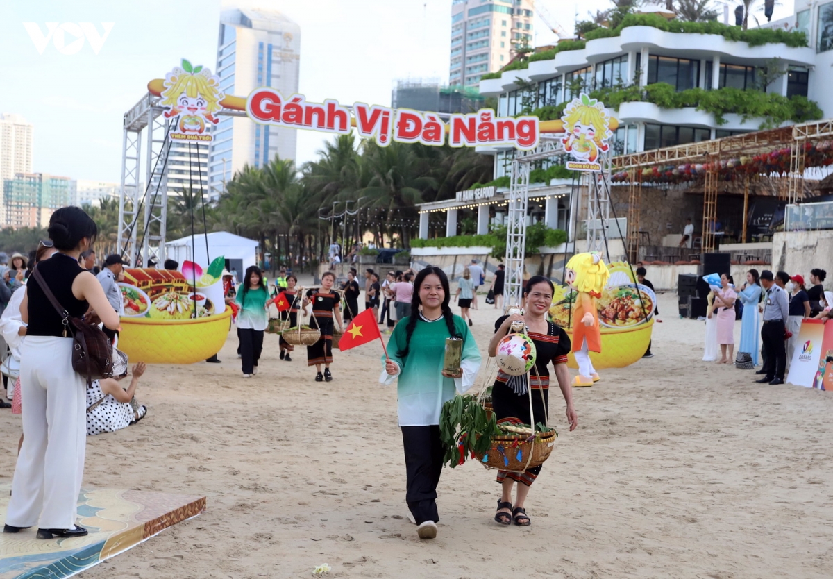 "Gánh vị Đà Nẵng” trên bãi biển du lịch