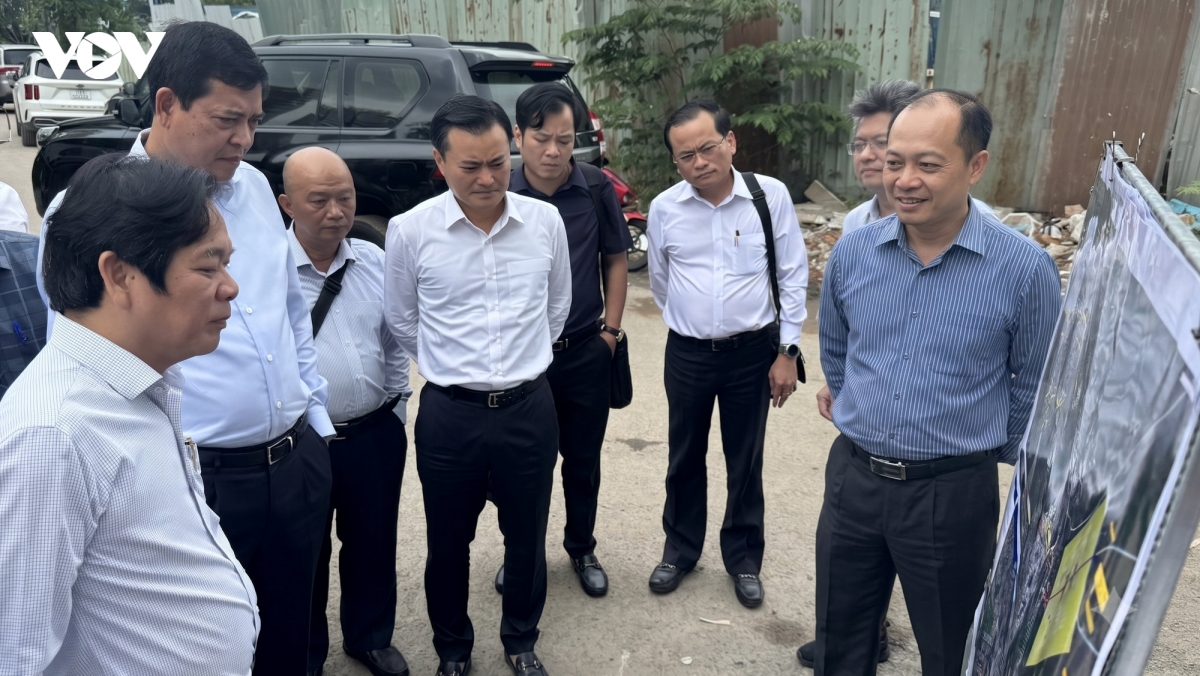 doan_cong_tac_cua_bo_xay_dung_kiem_tra_tai_ga_thu_thiem_anh_g.m.jpg