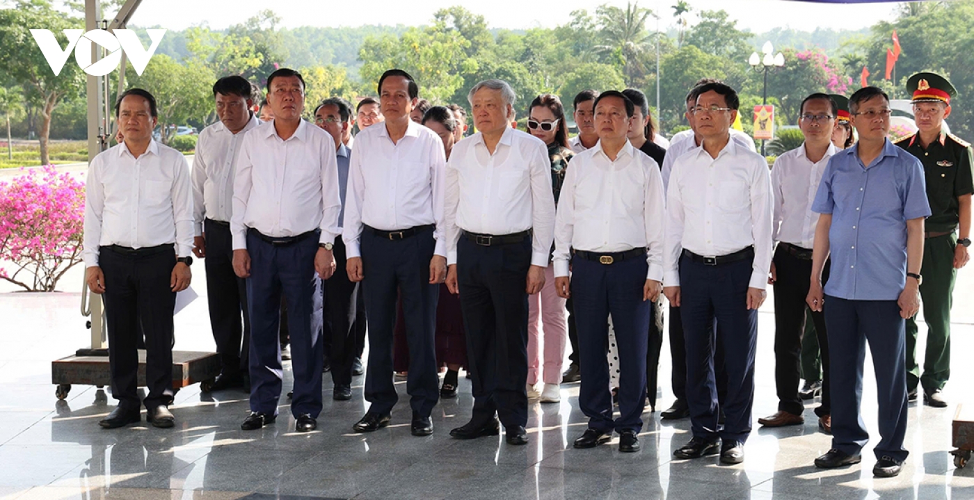tri an cac anh hung liet si, me viet nam anh hung hinh anh 1