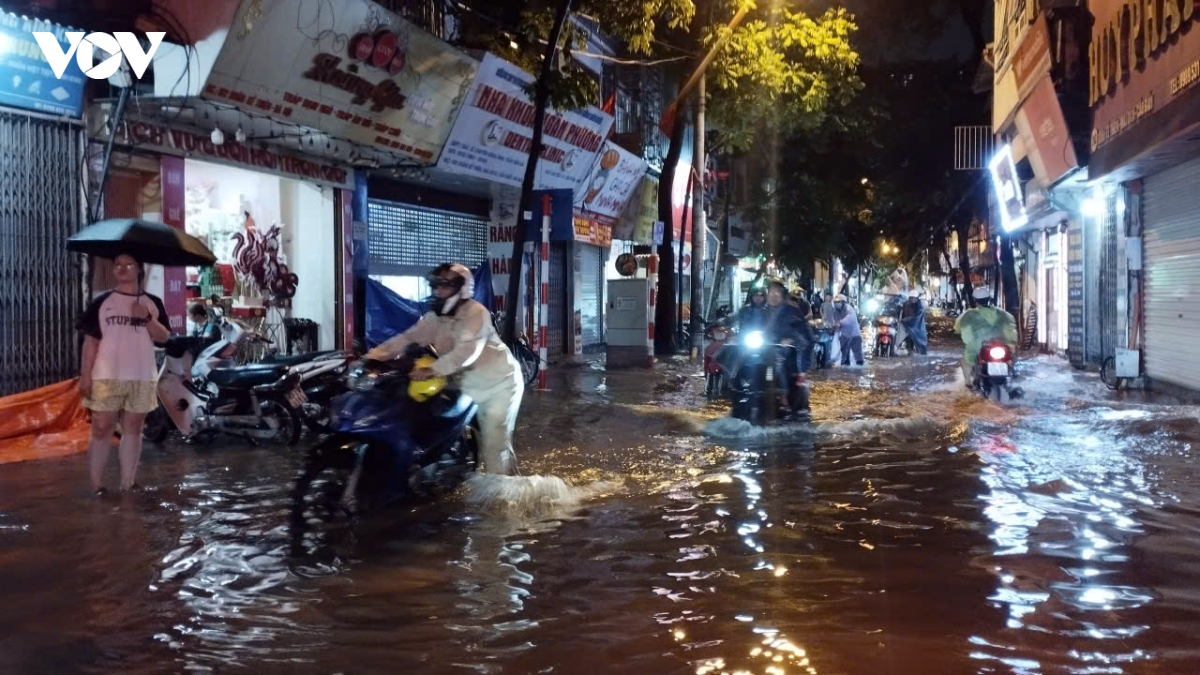 ha noi don mua giai nhiet sau chuoi ngay oi nong keo dai hinh anh 17
