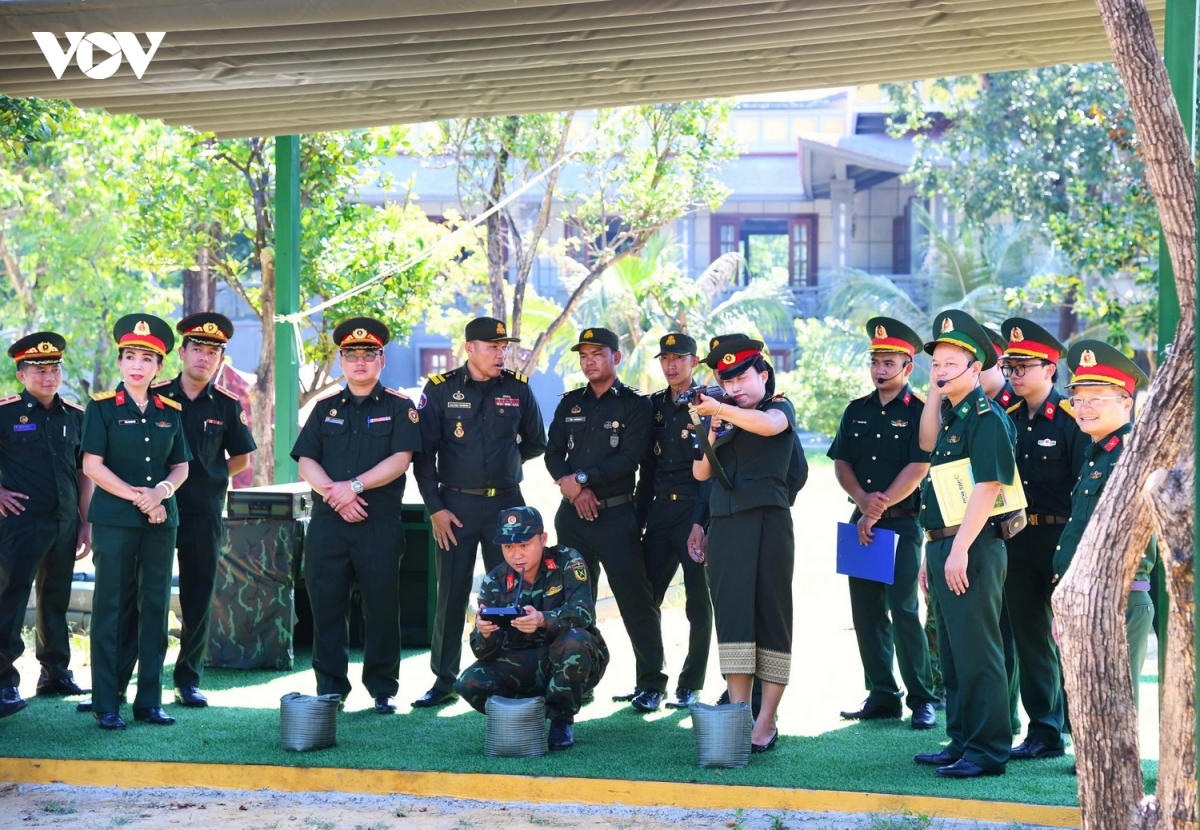 si quan tre 3 nuoc dang huong tuong niem chu tich ho chi minh hinh anh 3