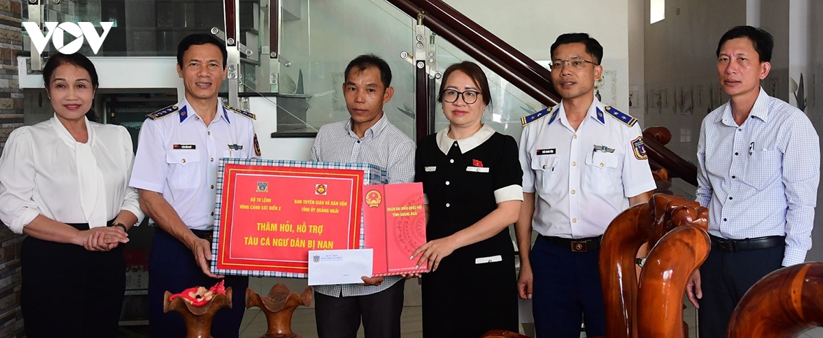 Vùng Cảnh sát biển 2 tặng quà, tuyên truyền ngư dân chấp hành tốt các quy định IUU