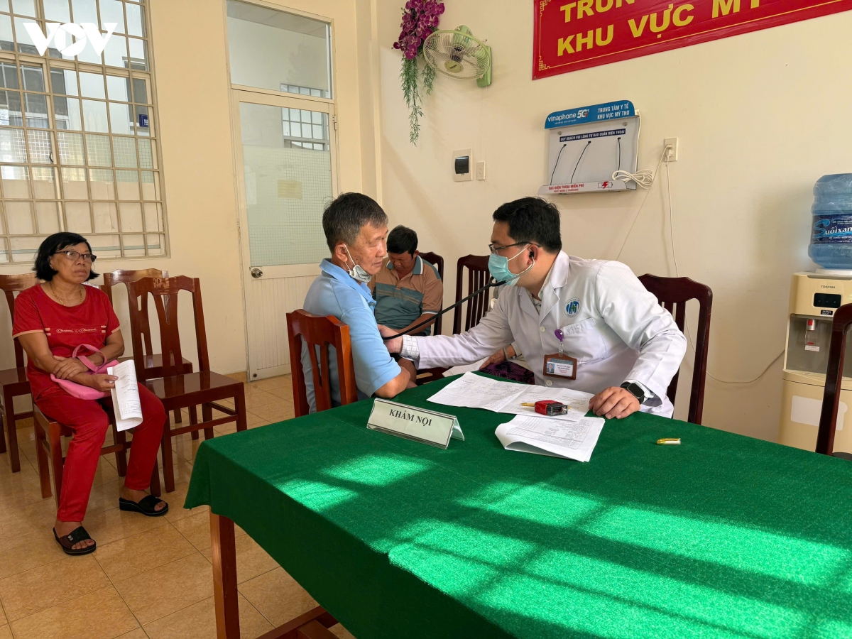 Dong thap kham suc khoe dinh ky, kham sang loc mien phi cho nguoi dan hinh anh 1