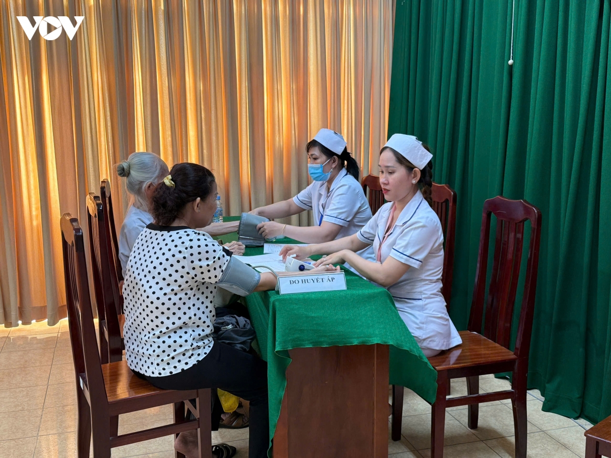 Dong thap kham suc khoe dinh ky, kham sang loc mien phi cho nguoi dan hinh anh 3