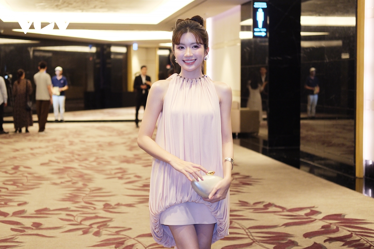 quynh chau cach em mot milimet lot xac trong phim moi hinh anh 7