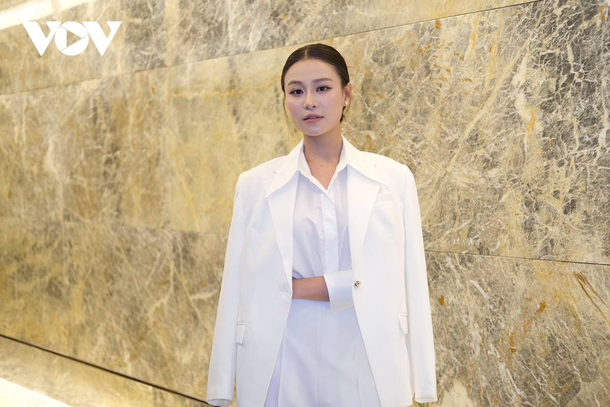 quynh chau cach em mot milimet lot xac trong phim moi hinh anh 2