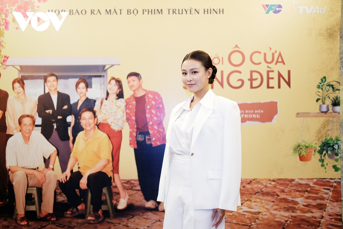 quynh chau cach em mot milimet lot xac trong phim moi hinh anh 1