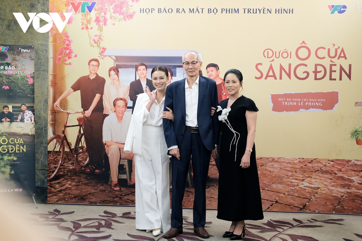 quynh chau cach em mot milimet lot xac trong phim moi hinh anh 4