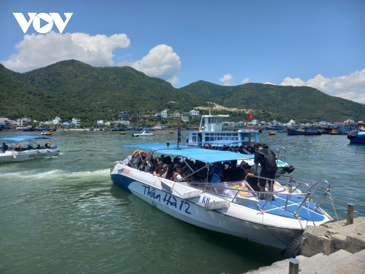 hai ngay dau nghi le, khanh hoa don luong lon du khach hinh anh 4