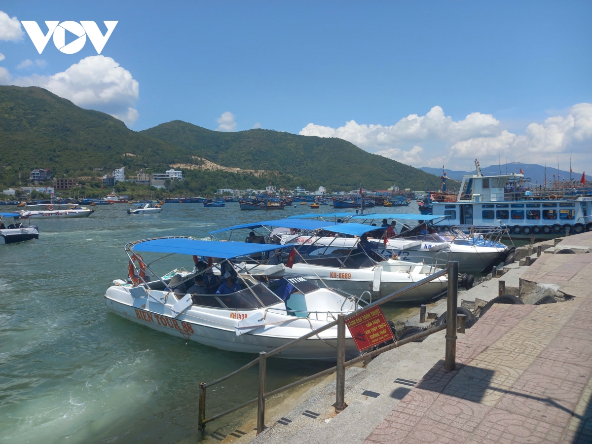 hai ngay dau nghi le, khanh hoa don luong lon du khach hinh anh 5
