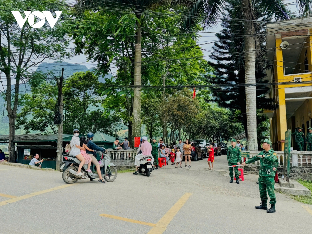 thac ban gioc tap nap du khach dip nghi le 30 4 - 1 5 hinh anh 2