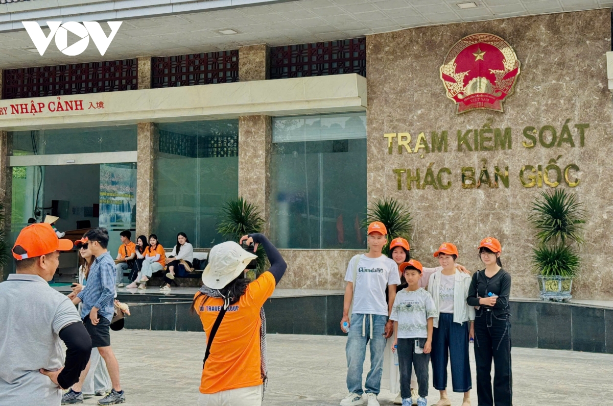 thac ban gioc tap nap du khach dip nghi le 30 4 - 1 5 hinh anh 6
