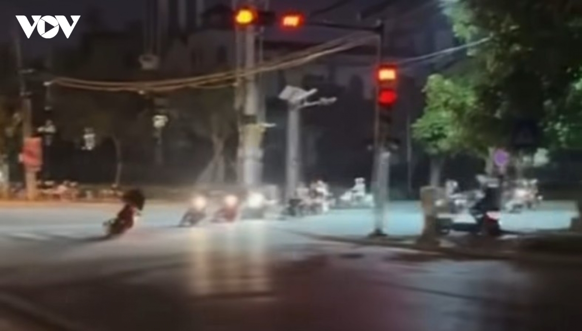 xac dinh nhom thanh thieu nien lai xe gay nao loan quanh ho vi xuyen, ninh binh hinh anh 1