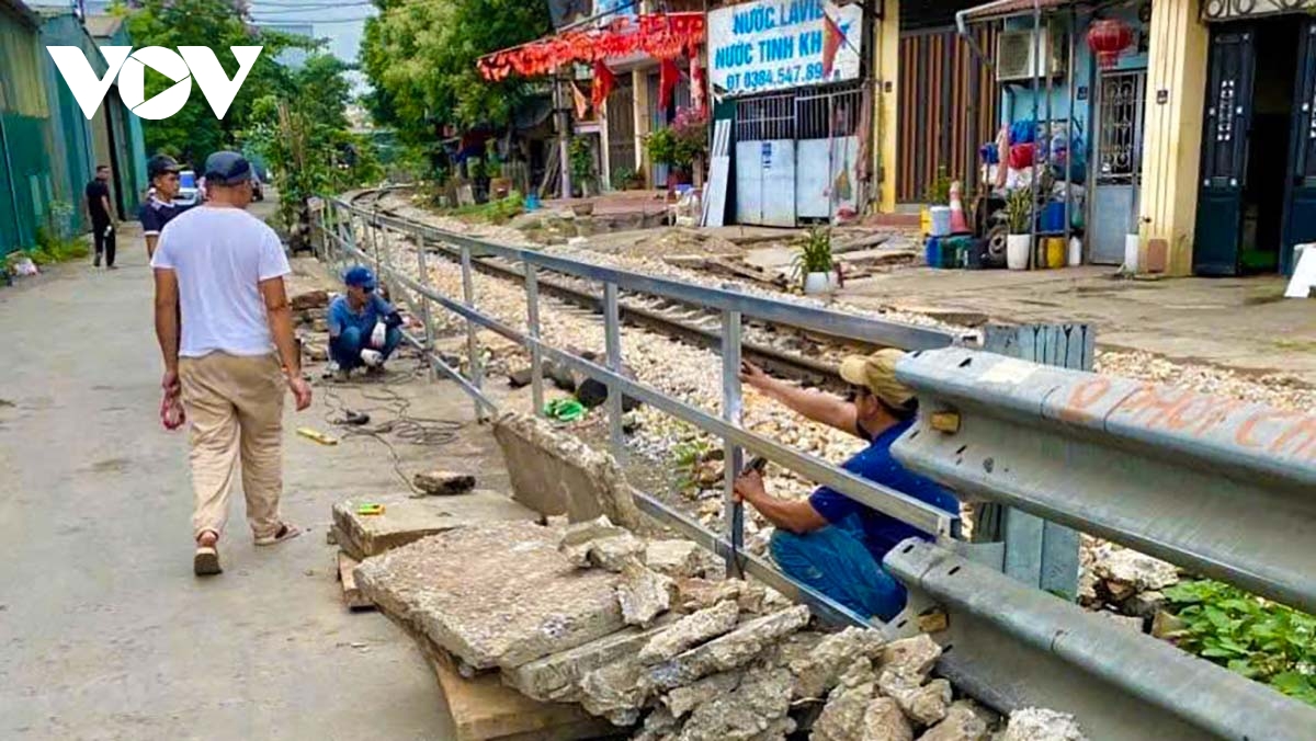 ha noi rao hang loat loi di tu mo cat ngang duong sat bac-nam hinh anh 2