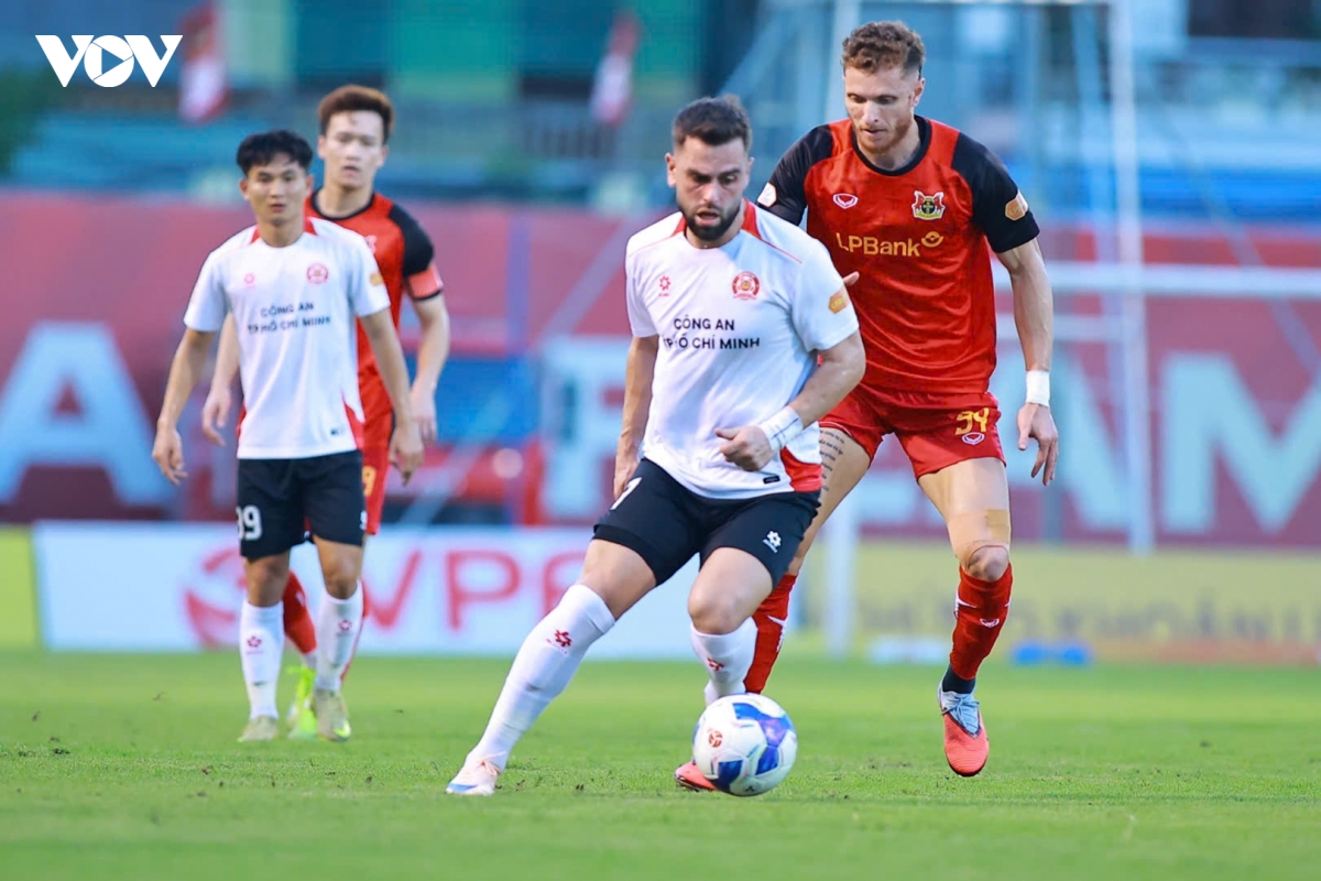 truc tiep ninh binh 1-0 ca tp.hcm geovane suyt nhan doi cach biet hinh anh 1