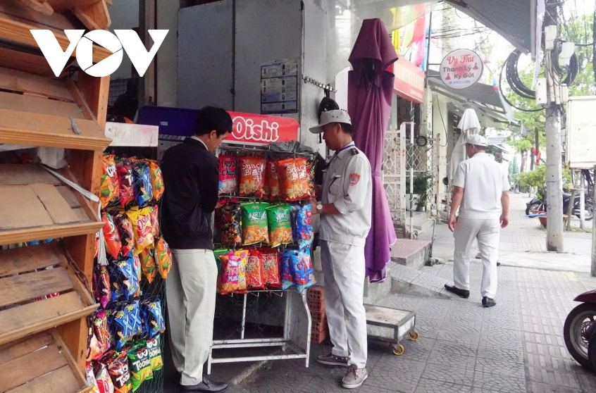 Bố trí tạm hộ buôn bán vỉa hè vào khu đất trống để tránh đứt gãy sinh kế