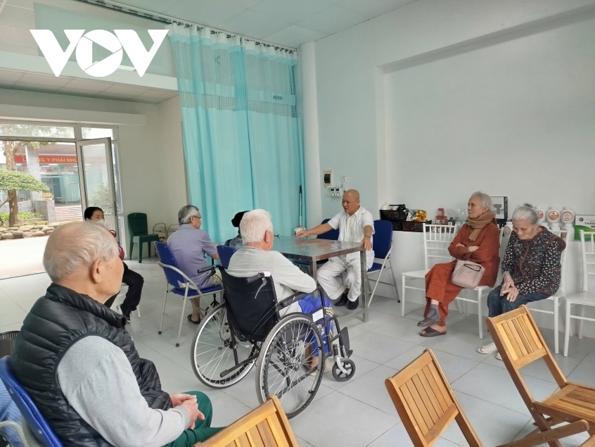 dan so gia hoa nhanh, y te viet nam dung truoc ap luc cham soc nguoi cao tuoi hinh anh 1