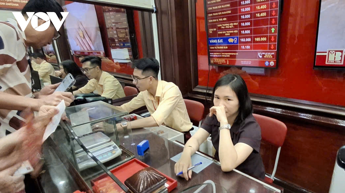 gia vang giam, cua hang vang khach, chuyen gia du doan vang se dat 5.000 usd oz hinh anh 1