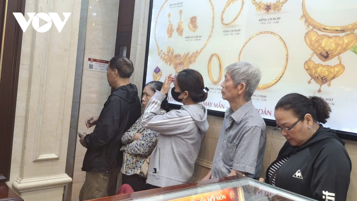 gia vang giam, cua hang vang khach, chuyen gia du doan vang se dat 5.000 usd oz hinh anh 2