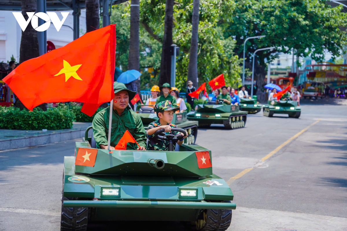 tp.hcm don gan 1,7 trieu luot khach dip le gio to va 30 4 - 1 5 hinh anh 2