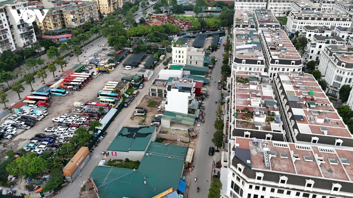 bai xe khong phep moc tren dat du an o hoang mai, nguoi dan thap thom lo chay no hinh anh 4