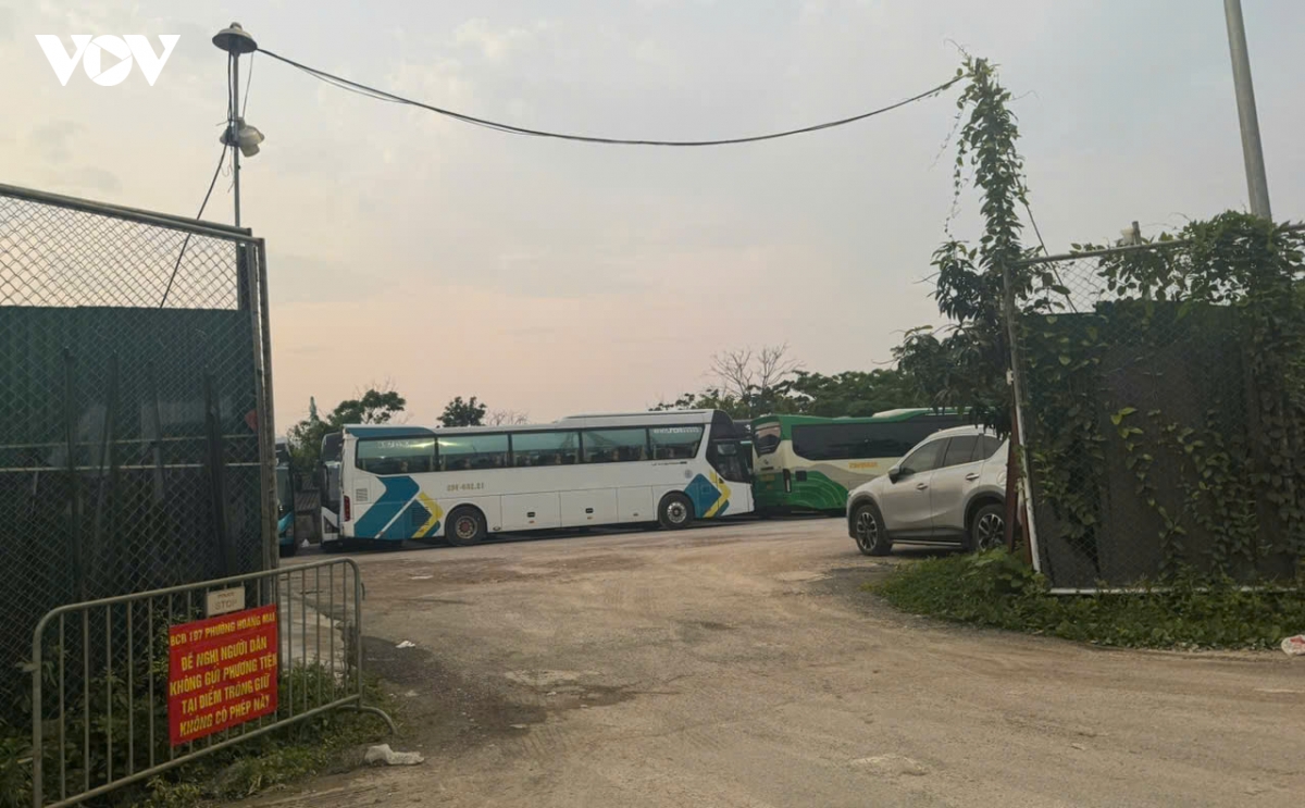 bai xe khong phep moc tren dat du an o hoang mai, nguoi dan thap thom lo chay no hinh anh 13