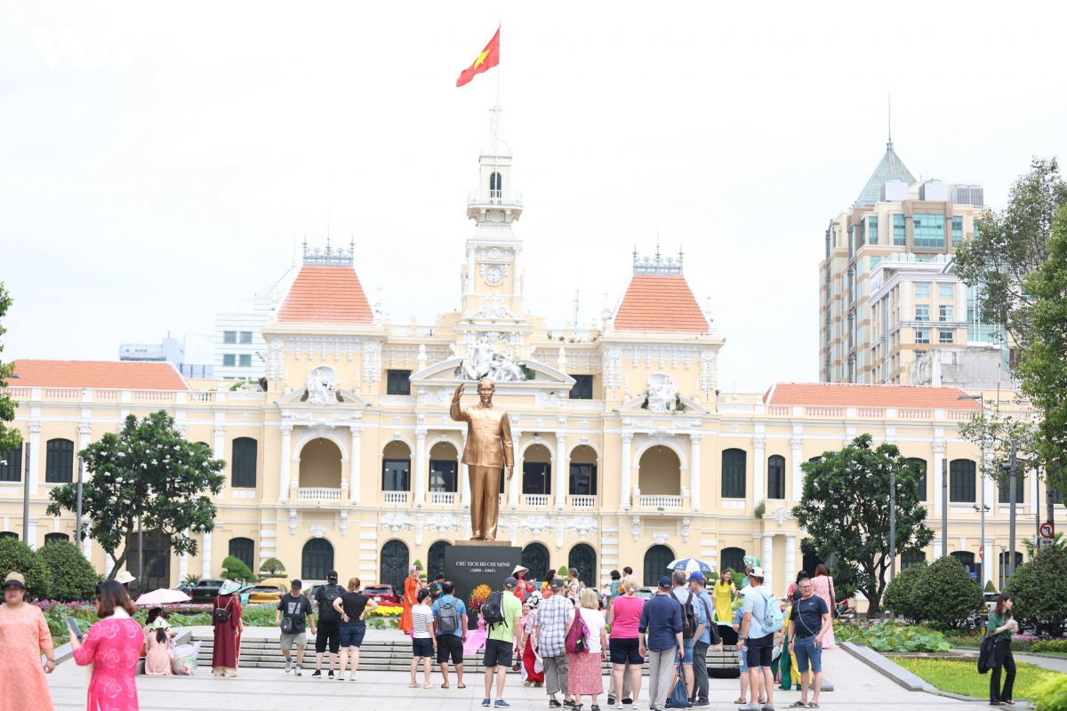 du lich he tai tp.hcm soi dong, du khach chuong trai nghiem moi hinh anh 1