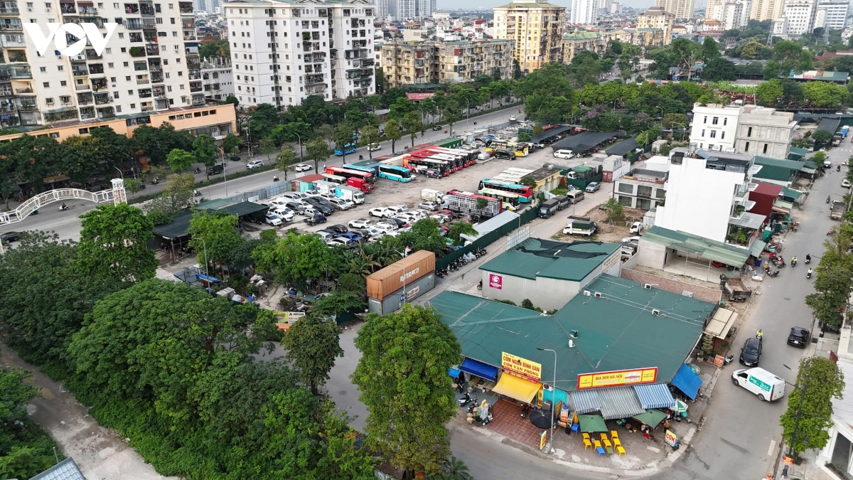 bai xe khong phep moc tren dat du an o hoang mai, nguoi dan thap thom lo chay no hinh anh 1