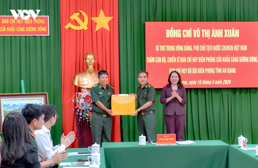 pho chu tich nuoc tham ban chi huy bien phong cua khau cang duong Dong, an giang hinh anh 2