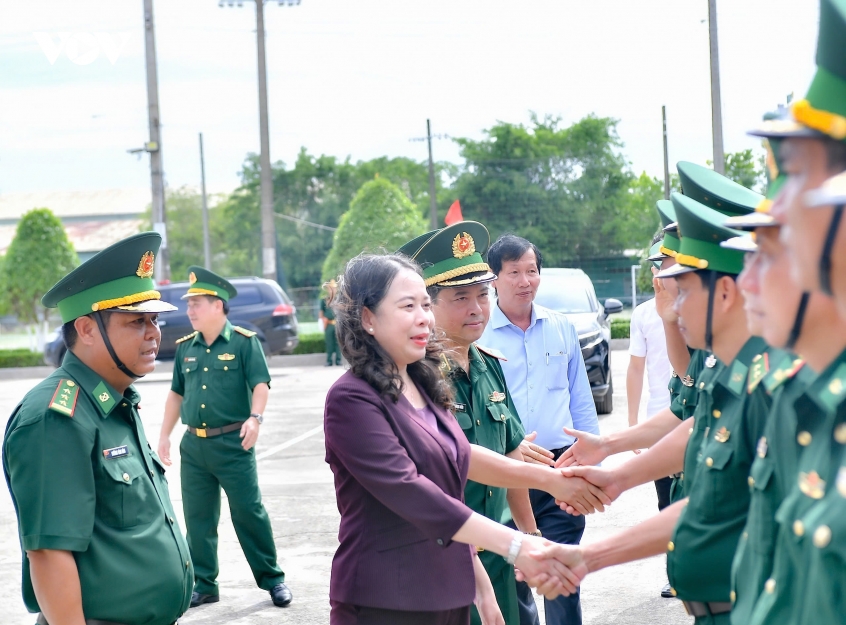 pho chu tich nuoc tham ban chi huy bien phong cua khau cang duong Dong, an giang hinh anh 1