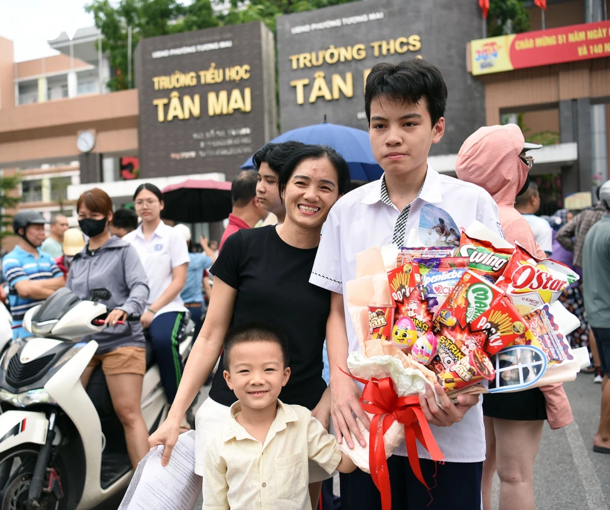 nuoc mat, nu cuoi cua thi sinh sau khi ket thuc ky thi tuyen sinh lop 10 ha noi hinh anh 11