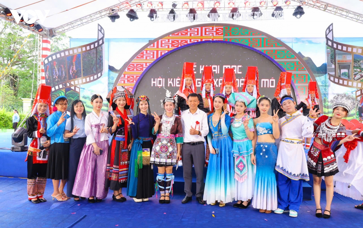 Di hoi kieng gio thi xao pho, theu ao nguoi dao hinh anh 10