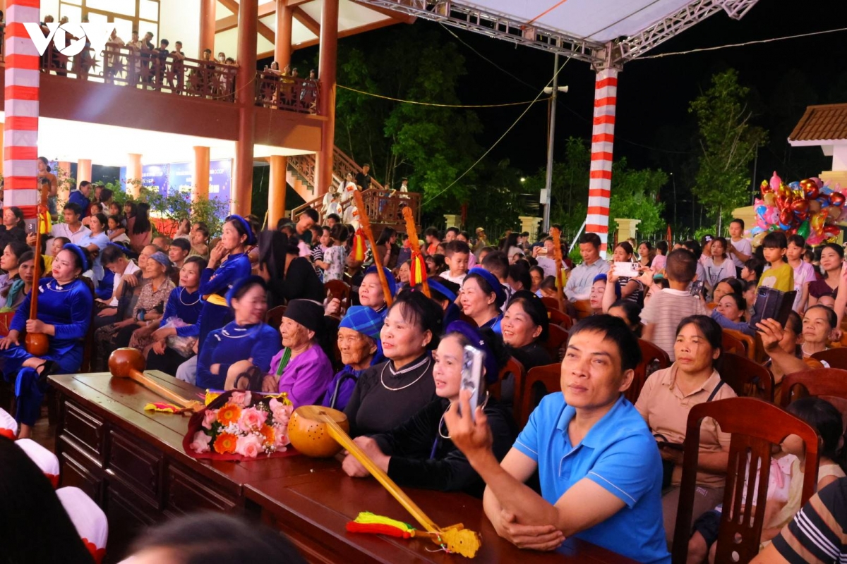 Di hoi kieng gio thi xao pho, theu ao nguoi dao hinh anh 11