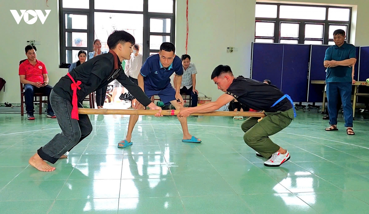 Di hoi kieng gio thi xao pho, theu ao nguoi dao hinh anh 13