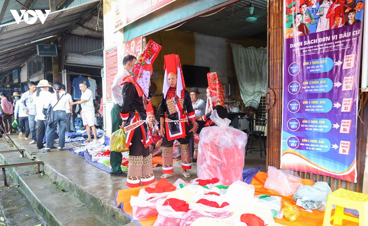 Di hoi kieng gio thi xao pho, theu ao nguoi dao hinh anh 14