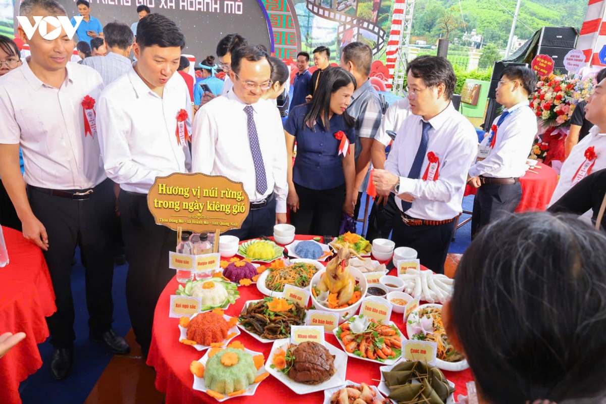 Di hoi kieng gio thi xao pho, theu ao nguoi dao hinh anh 2