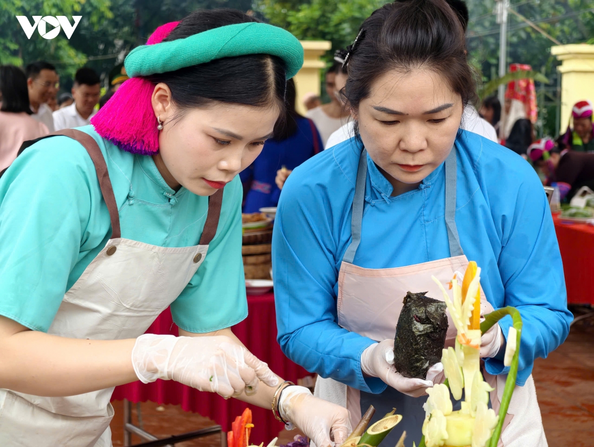 Di hoi kieng gio thi xao pho, theu ao nguoi dao hinh anh 4