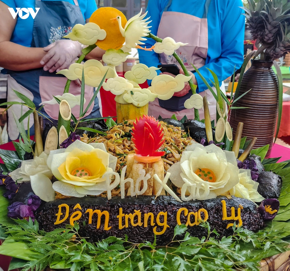Di hoi kieng gio thi xao pho, theu ao nguoi dao hinh anh 5