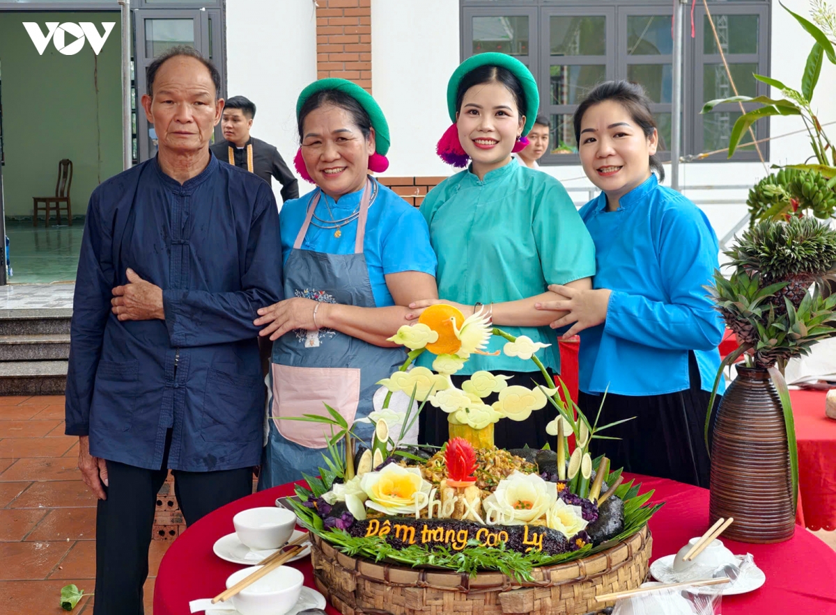 Di hoi kieng gio thi xao pho, theu ao nguoi dao hinh anh 6