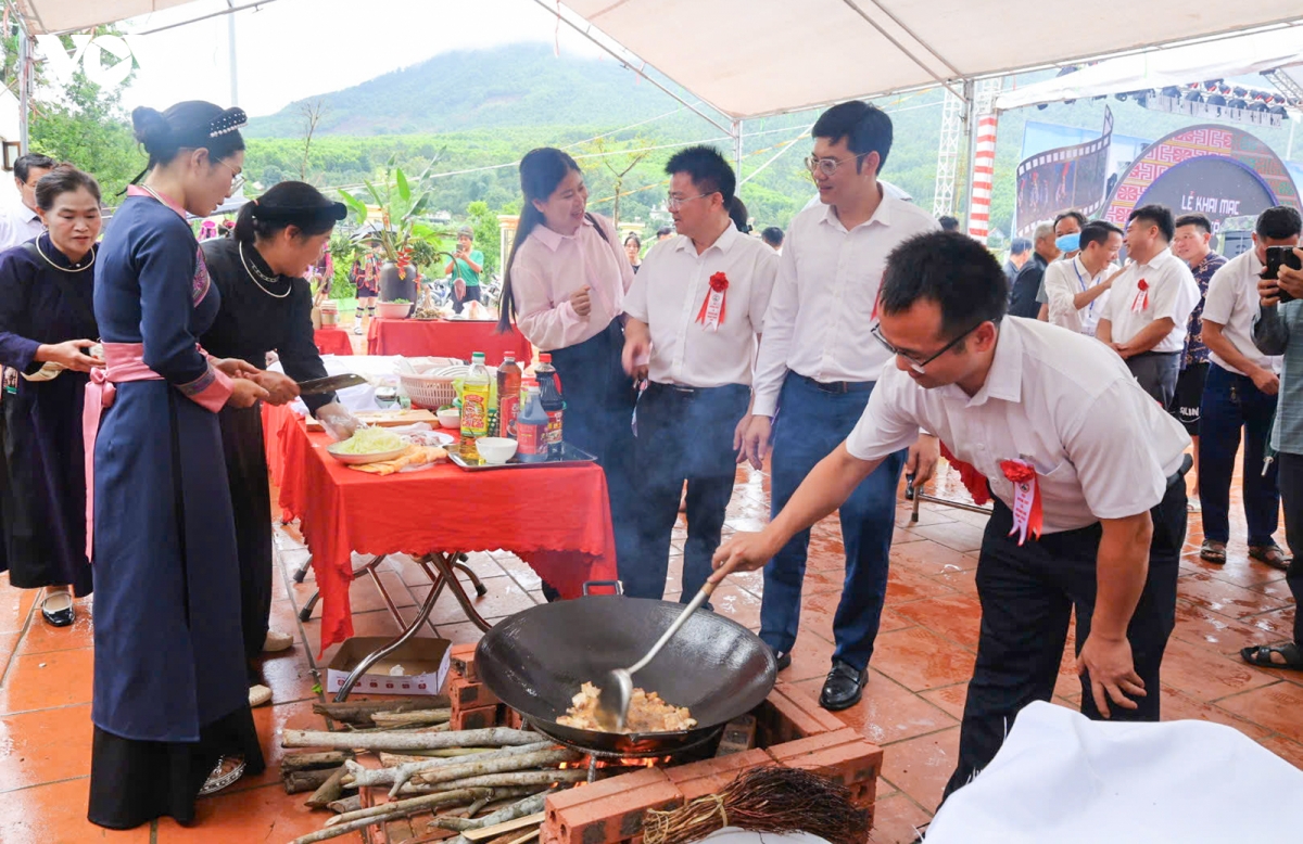 Di hoi kieng gio thi xao pho, theu ao nguoi dao hinh anh 7