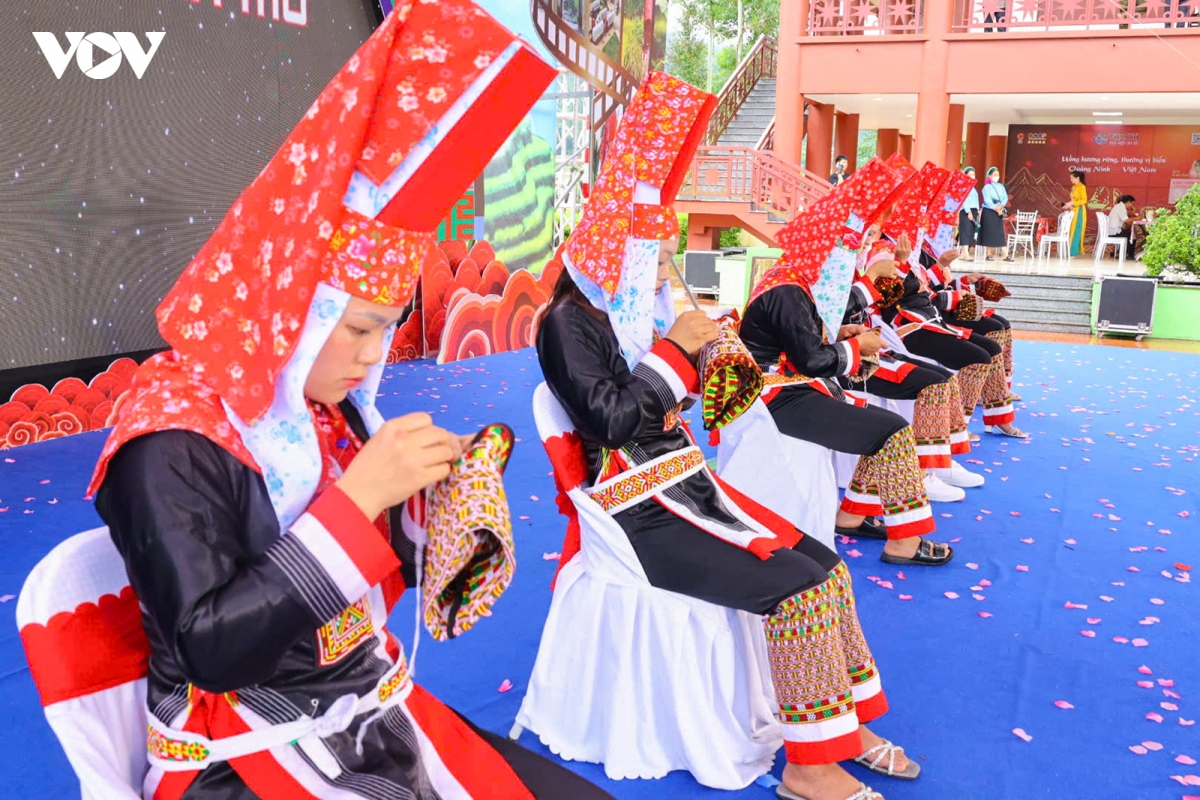 Di hoi kieng gio thi xao pho, theu ao nguoi dao hinh anh 8
