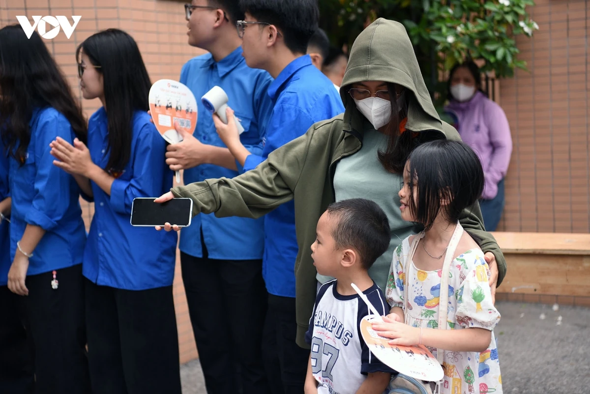 nuoc mat, nu cuoi cua thi sinh sau khi ket thuc ky thi tuyen sinh lop 10 ha noi hinh anh 10