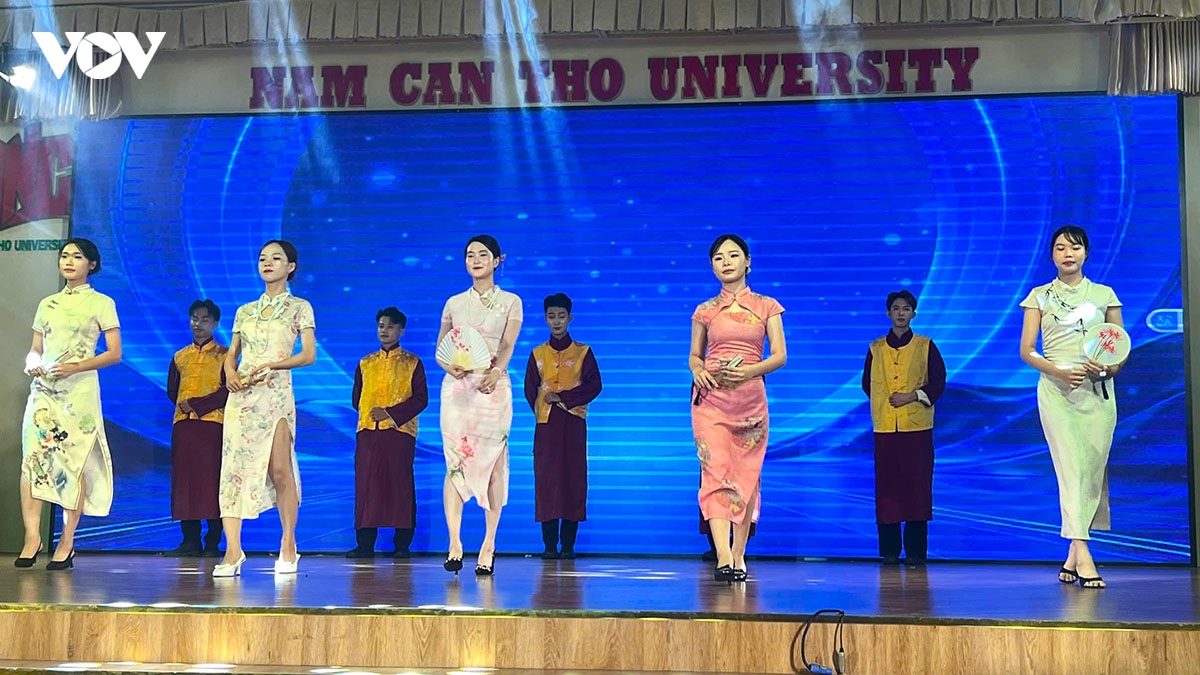 sinh vien can tho lan toa gia tri van hoa trong huong sac hoa nhan hinh anh 2