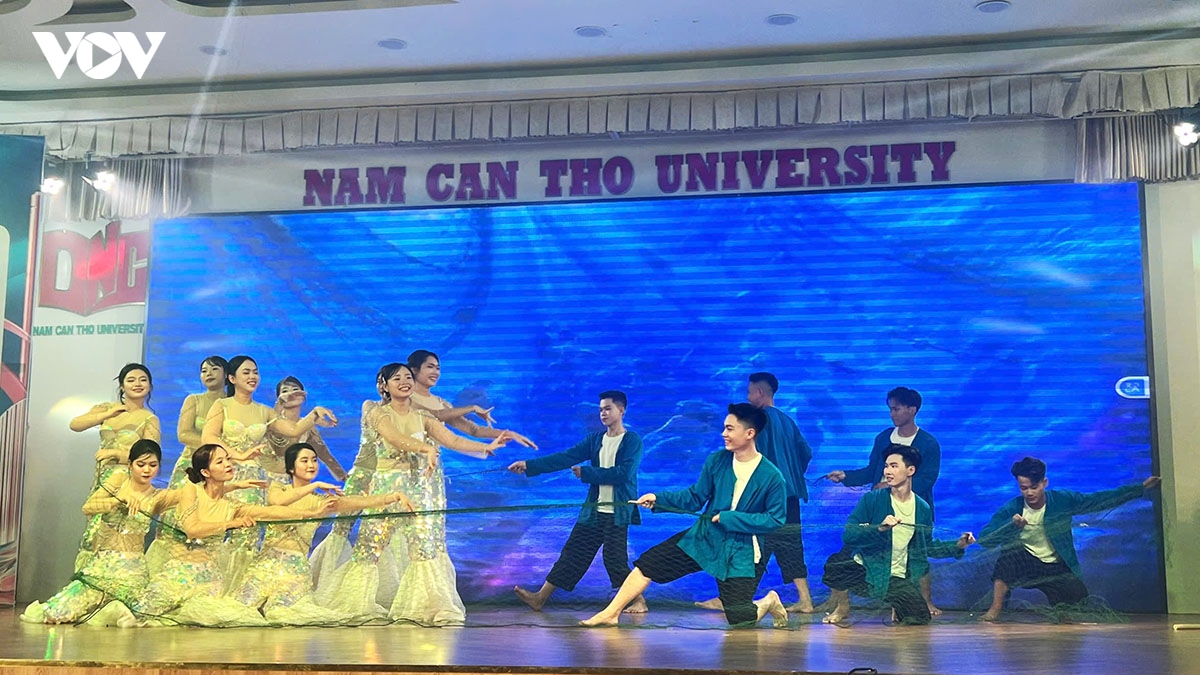 sinh vien can tho lan toa gia tri van hoa trong huong sac hoa nhan hinh anh 4