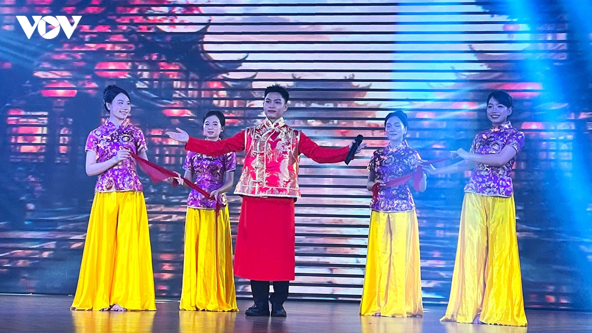 sinh vien can tho lan toa gia tri van hoa trong huong sac hoa nhan hinh anh 1
