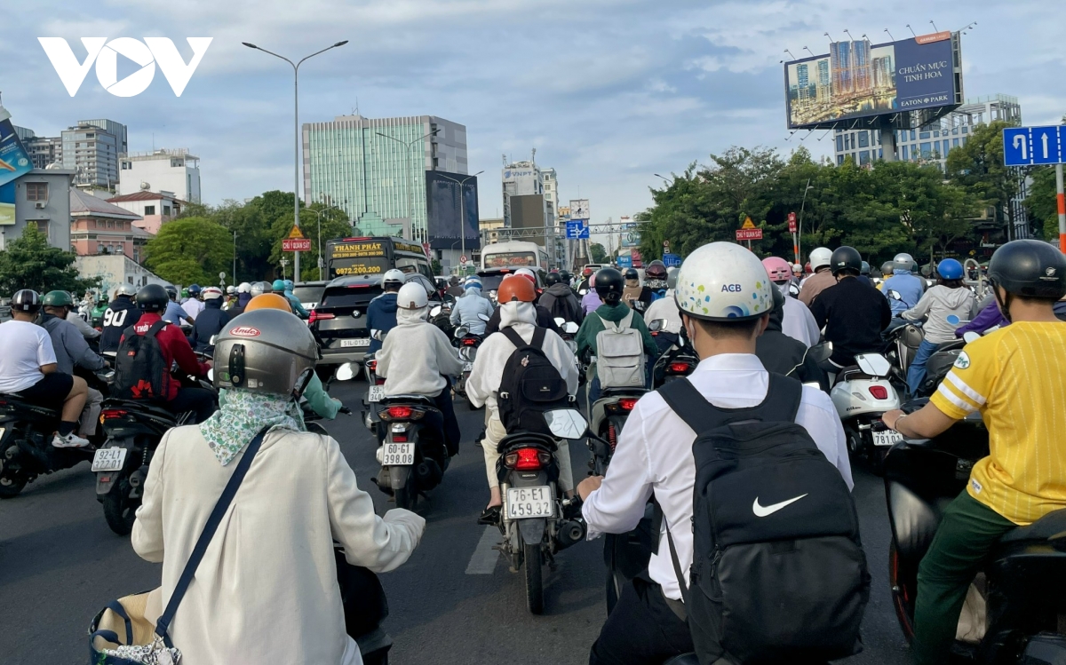 nguoi dan do ve tp.hcm sau nghi le, giao thong ngay dau di lam dong duc hinh anh 2